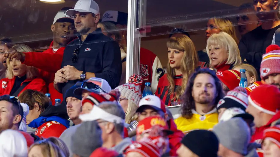 Taylor Swift Arrives to Cheer on Travis Kelce Bills Game