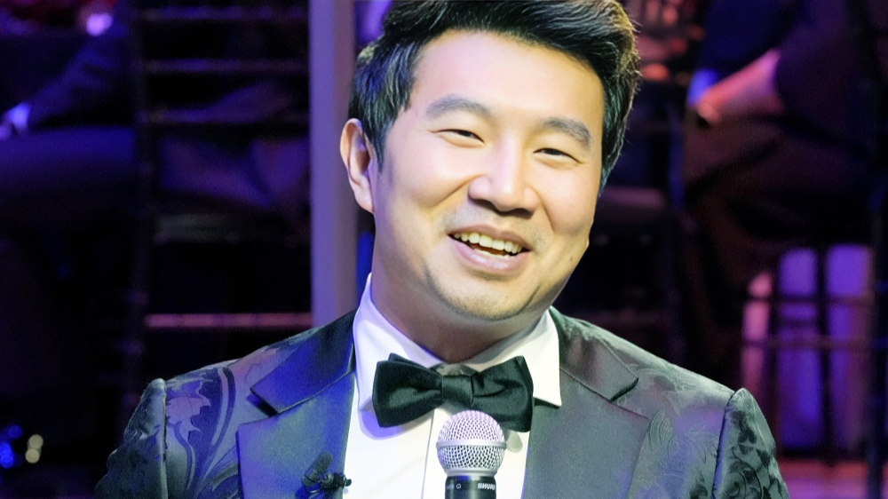 Simu Liu's Charismatic Hosting at the People's Choice Awards